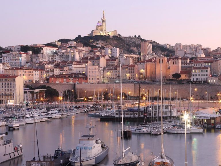 Marseille, Basilique Notre-Dame de la Garde depuis le vieux port