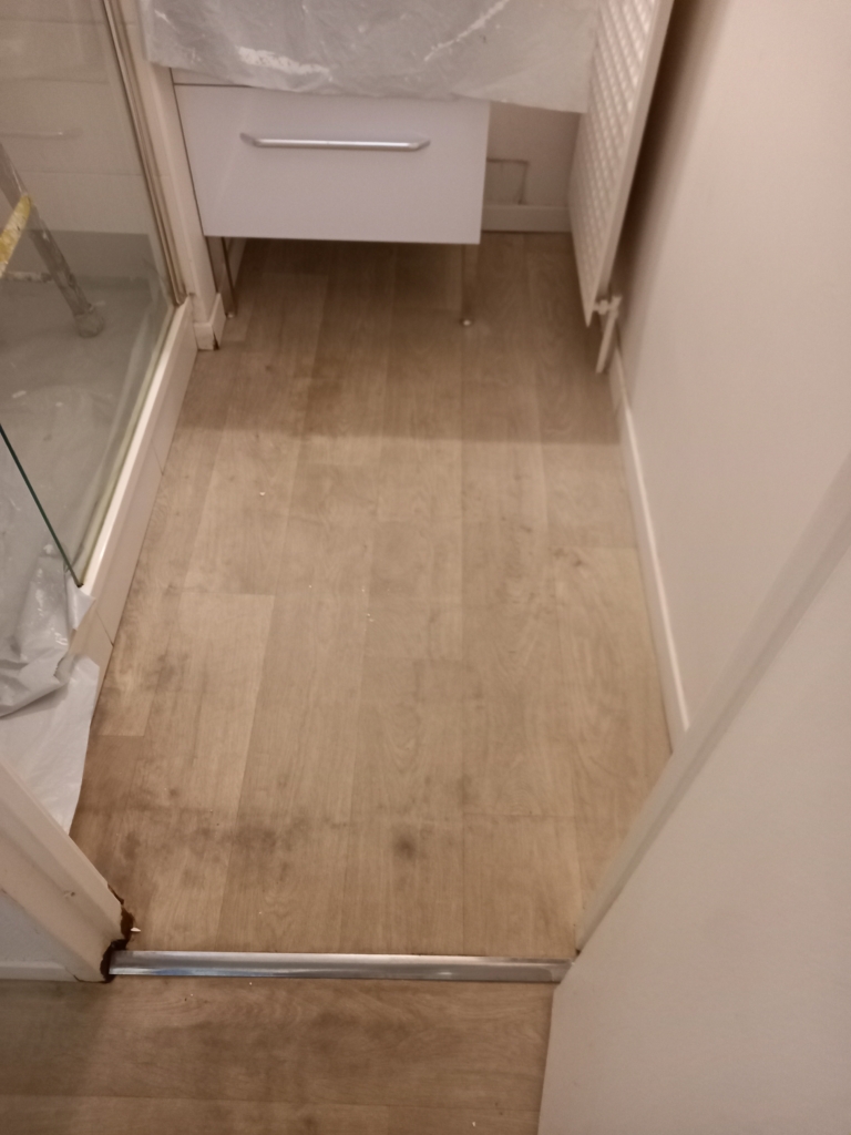"Plafond et sol d’une salle de bain" – Photo 6