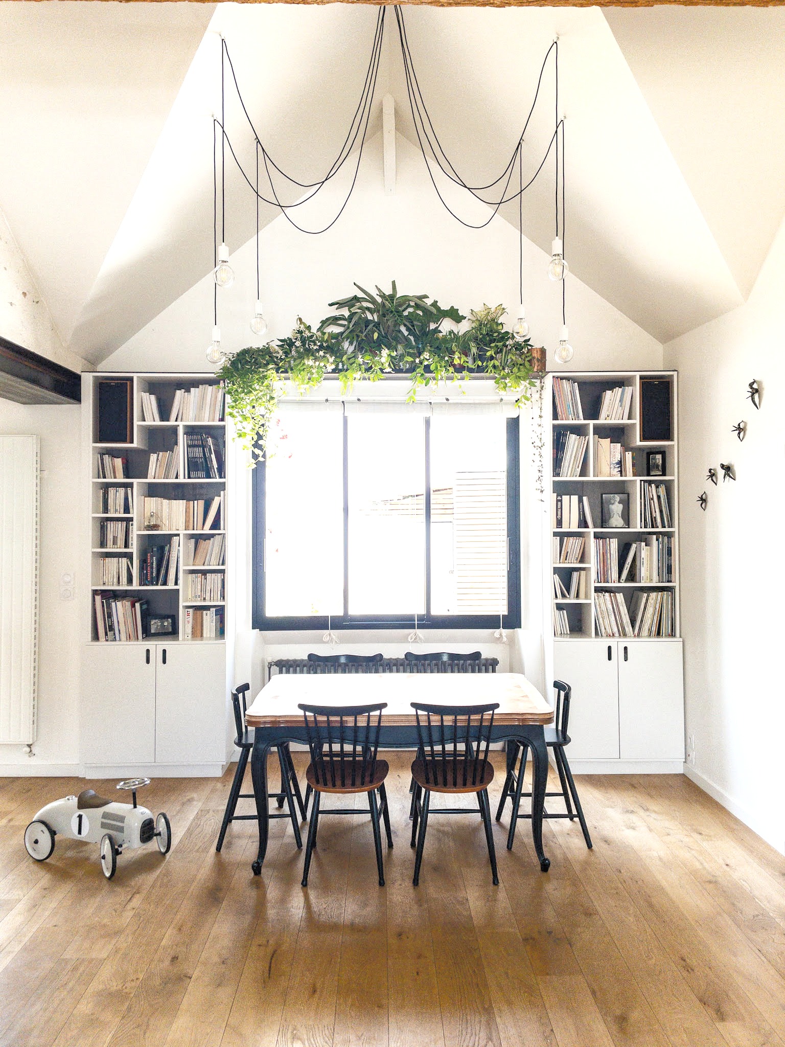 Une salon/salle à manger mis en valeur par son plafond cathédrale - backers
